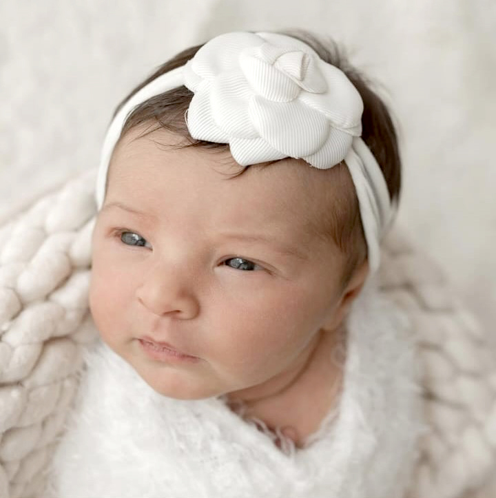 Betina Dornelas Anzai chegou ao mundo no último dia 4 de dezembro, trazendo consigo graça, encanto e muita alegria. A chegada da pequena transbordou amor e iluminou ainda mais a vida do casal Dra. Bruna Dornelas Anzai e Arthur Anzai, unindo duas famílias tradicionais da cidade em um momento de celebração, afeto e renovação. Os avós maternos, Valmir e Kátia Dornelas, e os avós paternos, Carlos e Claudia Anzai, estão com o coração repleto de amor e gratidão pela chegada da netinha tão esperada. Seja bem-vinda, Betina. Que Deus a proteja e a guie sempre pelos caminhos do amor.