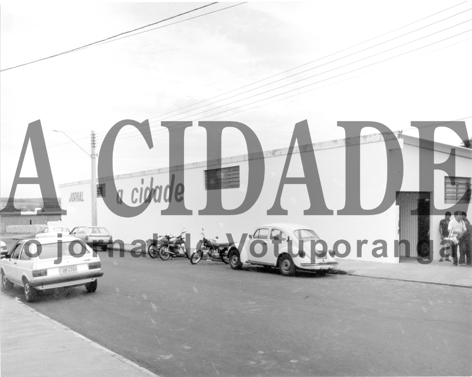 O prédio – Na foto a primeira instalação do jornal A Cidade em 1º de janeiro de 1985. O prédio na rua Ponta Porã (aos fundos da atual instalação) abrigava a secretaria, redação e oficina gráfica. O atual imóvel ainda hoje pertence ao grupo CIDADE e abriga a empresa EngeGrow, Agricultura Inteligente. Na frente, estacionados os carros populares da época.

***Confira mais desta coluna em nossa edição impressa e online para assinantes.