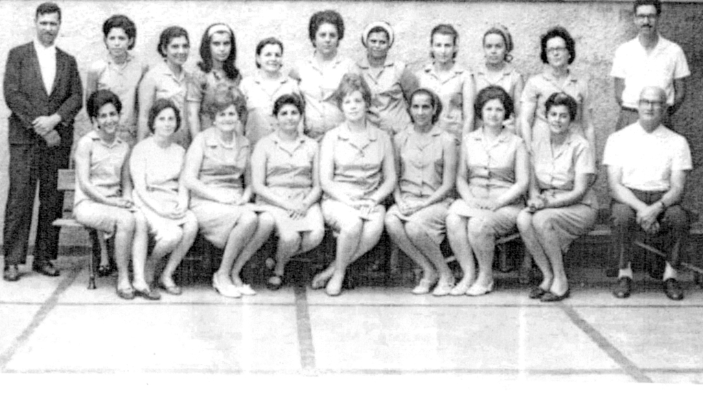 Esta foto dos anos 60 apresenta o corpo docente do primeiro período do então Grupo Escolar “Uzenir Coelho Zeitune”. O detalhe é que as professoras estão de uniforme, conforme o costume da época. Confira a partir da esquerda, de pé: Prof. Benedito de Oliveira, Ana Marta Leva, Eliete Blundi, Heloisa Mazoni Zeitune, Romilda Terreri Mor, Lídia Garrido Martinelli, Ormesinda Jatobá, Anita Liévana de Camargo, Ciluca Novaes Campos, Maria Lígia Bertoncini Leite e Dr. Dirceu (o dentista da escola). Sentadas: Vilma Donadio Regiane,Clary Brandão Bertoncini, Janete Soares, Hercina Marão Duarte, Maria Aparecida Bolzan Bereta, Marta Carvalho,Vera Ramalho Sanches, Terezinha Tannury Ayres, e Dr. Luiz Miceli (dentista)
