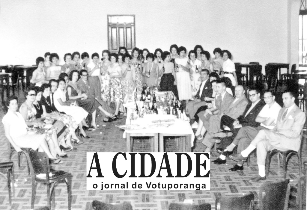 A foto é do dia 15 de outubro de 1959 (Dia do Professor) e teve como cenário a antiga sede do Votuclube, onde está hoje o edifício da Associação Comercial. Confira quem são os alunos que aparecem de pé, da esquerda para a direita: Nancy, Azélia, Heloisa, Thirlei, Antonia, Ofélia, Dulce, Angélica, Maria José, Vera Salgado, Assima Abdo, Lurdinha Puglia, Ana Maria Buck, Vera Almeida, Ivana Riva, Adineia, Regina, Marisa, Doroti, Marilena Mainardi, Leniita Esteves, Alice, Marlene Mantovani, Ilda e Marilene Athanásio. Sentados, na esquerda, os professores: Amanda, Herothides, Branca, Anice Ayres, Nilton, Elza Babá, Dianá e Giomar. Na direita: Rachid Homsi, Wanda Maia, Benedito Robert, dr. Salgado, Benedito Israel Duarte, Azor e João Nucci