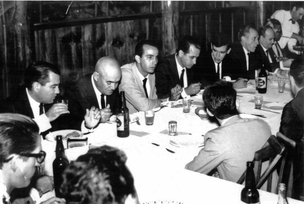 O Restaurante do Paulinho Marabá foi o ponto das autoridades para os jantares solenes. O Rotary e o Lions promoviam naquele lugar as suas reuniões festivas. Esta foto, do ano de 1964, registra um encontro das autoridades comemorando a passagem do “Dia da Justiça”. Veja quem são eles, conferindo a cabeceira da mesa pelo lado esquerdo: Dr. Ary Prudente Cruz (de óculos) – Delegado de Polícia; seguido pelo Dr. Hermínio  Sanches, Aziz José Abdo (1º Tabelião), Edgar Simões, Emílio Liévana, Antonio Carlos Mainardi, o dr. Octávio Viscardi, dr. Miguel Gerosa e dr. Joaquim Franco Garcia. De costas, o então escrevente do 2º Tabelião local, José Luiz Sfórza