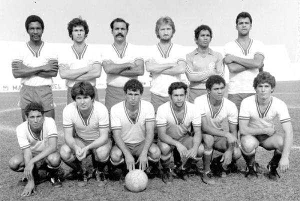 O goleiro Walter Lobão - Na próxima quinta-feira, dia 29, é o aniversário do Lobão. Decidimos homenageá-lo com esta foto recordando a sua passagem gloriosa com a camisa da Sociedade Esportiva Jowanel - uma das  maiores equipes amadoras de Votuporanga. Walter Lobão defendeu o C.A. Municipal, jogou pelo Parisi e Álvares Florence. Na vida profissional, aposentou-se na Cesp e hoje trabalha como corretor de imóveis em Rio Preto. Nesta foto, ele aparece ao lado de outros craques da Jowanel como Diva, Zé Procópio, Jackson. Aga-chados: Toniquinho, Carlinhos, Miltinho e Wilmar (Portuquês), entre outros não identificados.\r\n