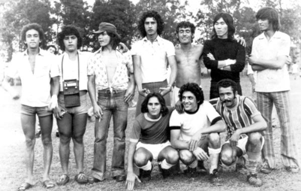 Na fazenda dos Portugueses - Segundo consta, esse pessoal foi bater uma bolinha e participar de um churrasco na Fazenda dos Portugueses. Corria o ano de 1975. Contam que um deles, o Gesualdo, fazia campanha política para o candidato a deputado Áureo Ferreira, e pagou a festa para a rapaziada, oferecendo ainda a bola do jogo. Veja quem são eles, a partir da esquerda: Berrua, Barraba, Ridê e Tonhão do Correio. Agachados: Jorge Megiani, Gesulado e um são-paulino não identificado. A foto é do Antônio de Paula.