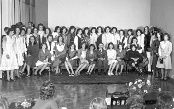 Festa das Debutantes - Um registro fotográfico dos anos 70. O flash foi disparado no coquetel das debutantes que se constituia num dos maiores eventos sociais do Votuporanga Clube. Aparecem na foto o então casal presidente do Votuclube, Maria Antonia de Castro Cury e Rames Cury recepcionando a debutante Marli Eleutério Rodrigues. A foto é do arquivo do Votuclube.