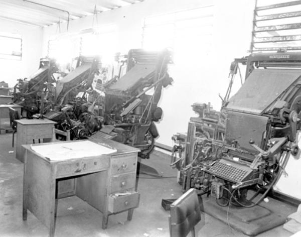 As velhas Linotipos - Essas máquinas garantiram as primeiras composições de matérias para o jornal. Os computadores ainda não haviam chegados a nossa redação. As notícias eram redigidas na máquina de escrever Olivetti e copiadas nas linotipos que saiam compostos em chumbo. Os gráficos juntavam a composição em chumbo e montavam os títulos da matéria em tipos de madeira. 