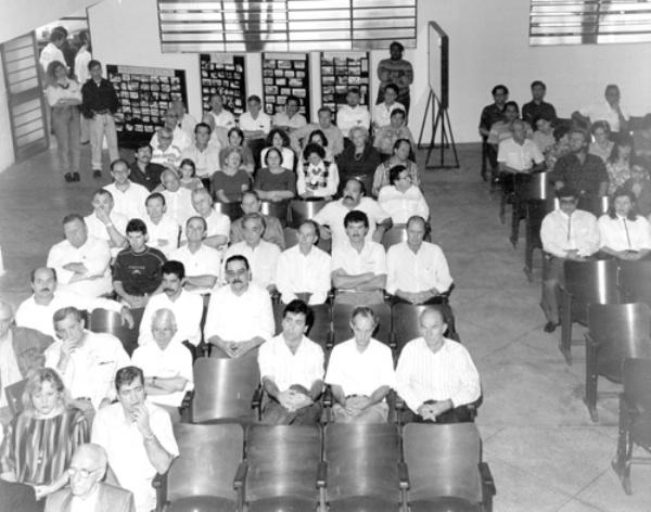 O público - No antigo auditório do jornal parte do público formado por autoridades, anunciantes e amigos, acompanharam o processo de transformação da impressão do jornal, no dia 8 de agosto de 1994. Era a inauguração do off-set e a aposentadoria das velhas linotipos. Em destaque na primeira fila, um grande amigo do jornal, o saudoso ex-prefeito Hernani de Matos Nabuco.
