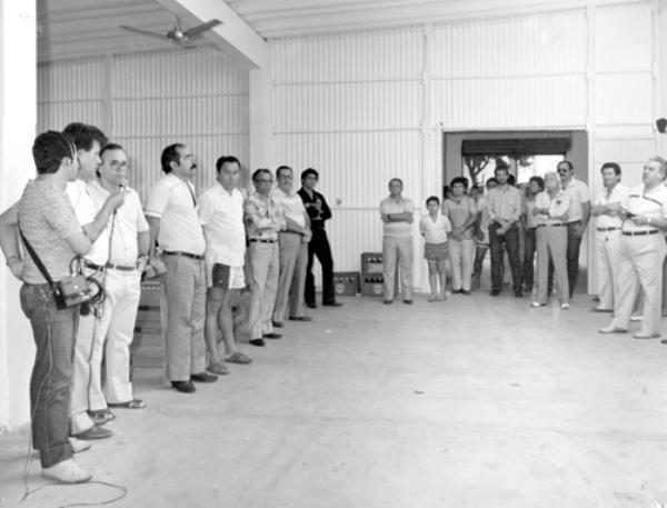 Discursos - Paulo César Rapassi foi um dos oradores na inauguração do jornal A Cidade.Ele era o presidente da Associação Comercial na época. Entre outros aparecem nesta foto Uélinton Garcia Peres, Dorival Veronezzi, vereador Viana Filho, Juvenal Lopes (presidente do Sindicato), vereador Elcio Lopes, Jaime Gil, Edwar Coruripe Costa, Abilio Fabiano, Dr. Wilson Roncatti e o jornalista Gonçalves.
