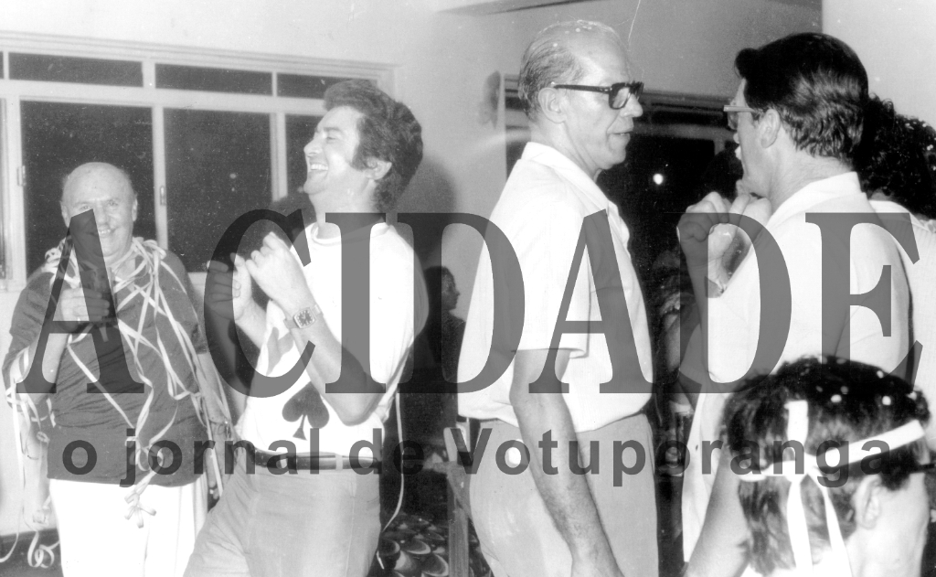 Um flash do Carnaval de 1972 no Votuporanga Clube. Em destaque o saudoso médico Martiniano Salgado e o seu genro, o médico e ex-vereador Wilson Roncatti, que aparecem bem no clima de momo. Na esquerda, o então presidente do clube, o saudoso professor Cicero Barbosa Lima Júnior conversa com outros participantes do baile. Era a época dourada do Votuclube e o seu espetacular carnaval.

***Confira mais desta coluna em nossa edição impressa e online para assinantes.