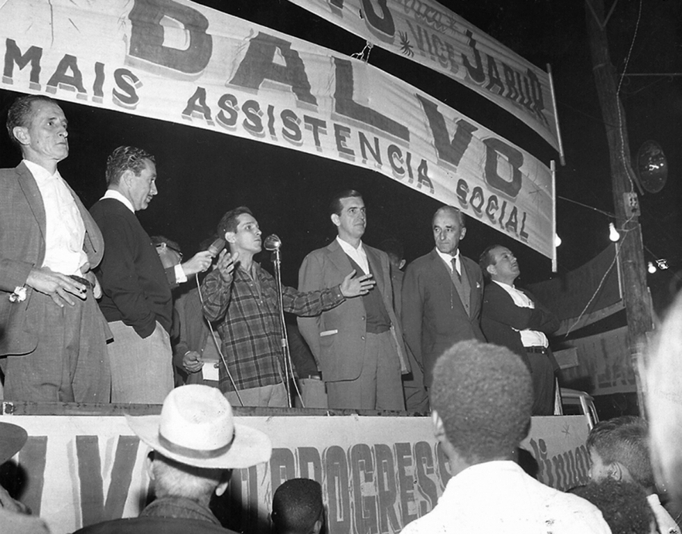 Apoiado pelo grupo do prefeito Nabuco, Dalvo Guedes venceu a eleição municipal de 1963. Era o tempo dos grandes comícios políticos que levavam para a praça pública verdadeira multidão. Nesta foto quem aparece discursando era o então candidato a vereador Nasser Gorayb. Veja da esquerda para a direita: o advogado Octávio Viscardi, o então candidato a vice-prefeito Gabriel Jabur, Nasser Gorayb (no microfone), o então candidato a prefeito Dalvo Guedes, o prefeito da época Ernani de Matos Nabuco e o candidato a vereador Cristovam De Haro.
