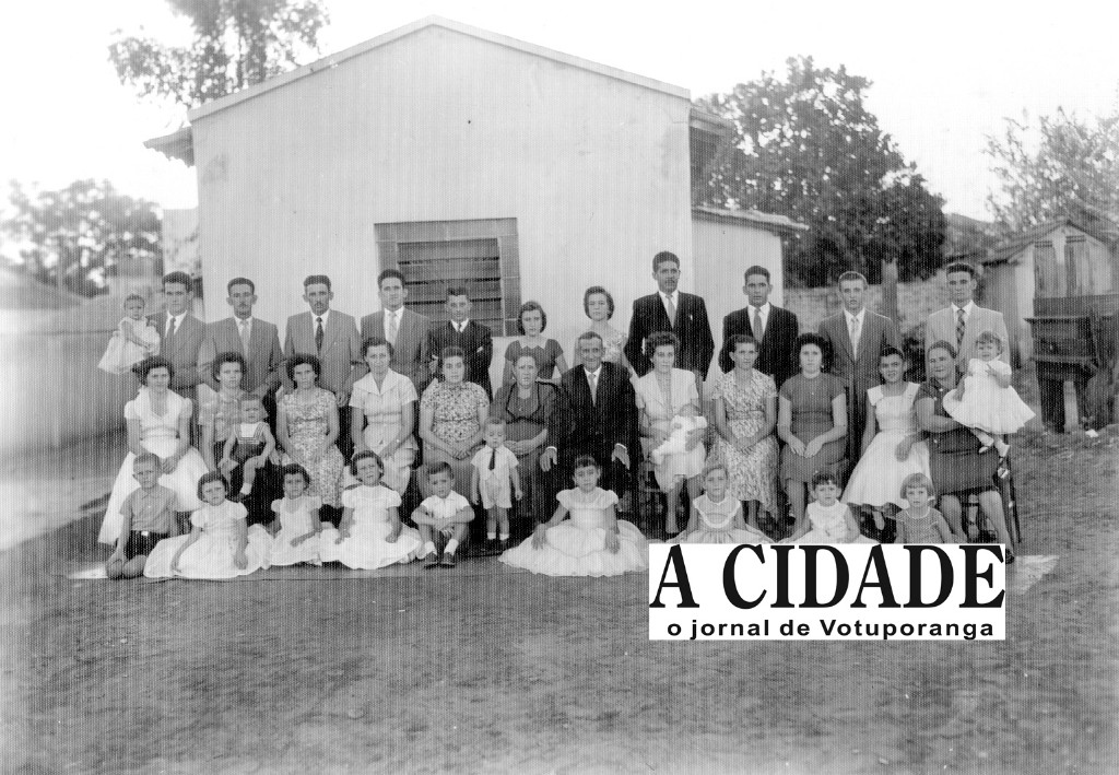 O cenário é de uma Votuporanga antiga. Veja a rua Amazonas onde se localiza hoje a Tok Calçados (em frente do então Posto Poiani (hoje Só Nata). O ano é de 1957. O encontro é da família Martim. Veja a partir da esquerda quem são os personagens: De pé: Frutuoso ( com uma menina no colo que é a Nelzeli de Fátima), Feliciano Martim, José, Serafim, Belarmino, Maria Martim, Anita Martim, José Rodrigues, Justo, Silvério e Gregório. Sentados: Maria Thereza (Terezinha), Maria (Fiica), Palmira, Eda, Joaquina, Joana Martim (mãe da família), Daniel Martim (pai), Fermina Martim, Maria Fernandes, Joana, Izabel, Cleia no colo a filha Cidinha. Na frente, na fila das crianças estão: Moacir, Maria Lúcia, Doralice (Dora), Leonete, Daniel, Alvimar, Sirineide, Lourdes, Vera e Claudete. A foto pertence ao álbum de Frutuoso Martim Jureti.