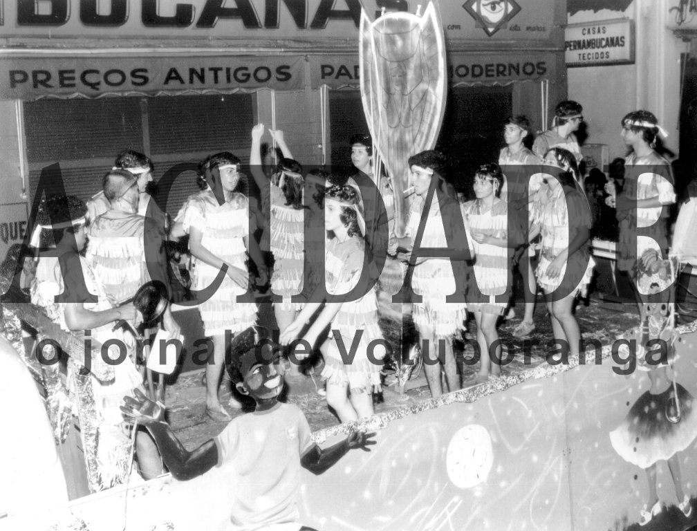 Embalado no sucesso musical do conjunto “Os Incríveis”, que cantava “Meu coração é verde, amarelo, branco, azul anil”, esse pessoal montou bloco carnavalesco e saiu no desfile de rua e de salão no Carnaval de 1971. Era a turma da Igreja, jovens integrantes do TLC um movimento da igreja católica. A foto é do momento que o desfile descia a rua Amazonas. Da esquerda para a direita aparecem entre outros: Roberto Mantovani, Sebastião Carlos Queiróz, Dirce Beline, Maria Helena (Heleninha), Benvinda, Andalício Volpe, Ilza Anoni, Ditinho Beram, Roberto Bimbato e Sérgio Atanásio Marinho

***Confira mais desta coluna em nossa edição impressa e online para assinantes.