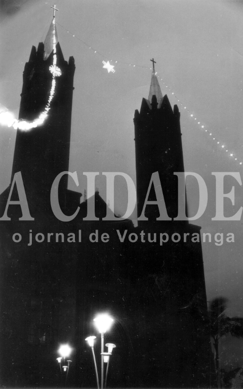 Uma foto que revela a criatividade do eletricista Pedro Chinaglia. Ainda, nos anos 80, ele tomou esta iniciativa por conta própria e decidiu instalar uma  Estrela  de Natal entre as duas torres da então Igreja Matriz (hoje Catedral). Para conseguir o seu objetivo, com a devida autorização do pároco, Chinaglia contou com a colaboração da sua equipe. Muitas pessoas acompanharam da praça o trabalho do Chinaglia e aplaudiram quando as luzes da estrela ascenderam. É o retrato da criatividade cristã do votuporanguense.

***Confira mais desta coluna em nossa edição impressa e online para assinantes.