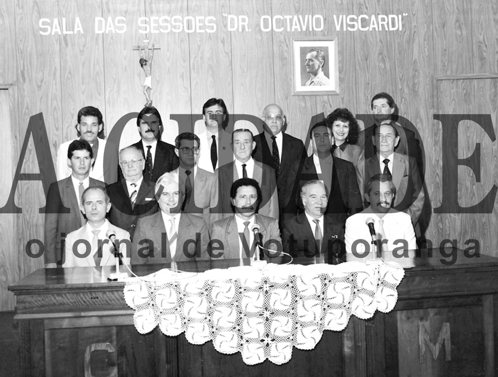 Esta foi a composição da Câmara Municipal de Votuporanga para a legislatura de 1° de janeiro de 1989 a 31 de dezembro de 1992. Da esquerda para a direita, de pé: José Pedro de Souza (Jacaré), Jorge Augusto Seba, Jurandir Benedito da Silva, Mehde Meidão, Maria Tereza Boenen e Elpides da Melância. Fila do meio: José Nélson Chino Bolotário, dr. Miguel Gerosa, Arquimedes Nei Neves, José de Campos Lários, Jair Sampaio e Antonio Pagliarani. Sentados: Osório Casado, Vanderley Martins Fernandes, o presidente Arnaldo José Santa Fé Trindade, Aguinaldo de Oliveira e Leocardio Léo Zanforlim.

***Confira mais desta coluna em nossa edição impressa e online para assinantes.