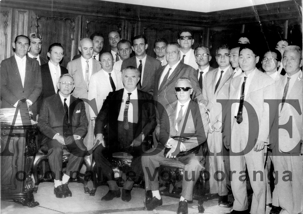 O grande líder adhemarista em Votuporanga foi o Capitão Leonidas Pereira de Almeida (Capitão Almeida). O prefeito da cidade era Dalvo Guedes que marcou uma audiência em São Paulo com o aval do Capitão Almeida. A comitiva seguiu de ônibus fretado e na oportunidade o governador Adhemar de Barros despachou: a criação  da Inspetoria de Ensino sendo nomeado titular o prof. Benedito Israel Duarte. Foi autorizado a instalação do Instituto de Educação, a Delegacia Regional de Polícia e Delegacia Regional de Saúde. Veja quem aparece na foto: vereador Antonio  Pagliarani, Abílio Calille, Domingos Pignatari, Aziz José Abdo, professor Aloysio Valente, Dr. Ruy Pedroso, Roberto Sayeg, Octávio Viscardi, prefeito Dalvo Guedes, Fleury Angelo Cecchine,  Capitão Leonidas Pereira de Almeida e seu filho Leco, Dr. Joaquim Franco Garcia, Marão Abdo Alfagalli, representantes da Colonia Japonesa e atrás Horácio Correia de Moraes. Sentados: o então secretário Estadual da Educação Olhoa Cintra, o governador Adhemar de Barros e o professor Floriano Marzochi. A foto é do arquivo do saudoso Dalvo Guedes.

***Confira mais desta coluna em nossa edição impressa e online para assinantes.