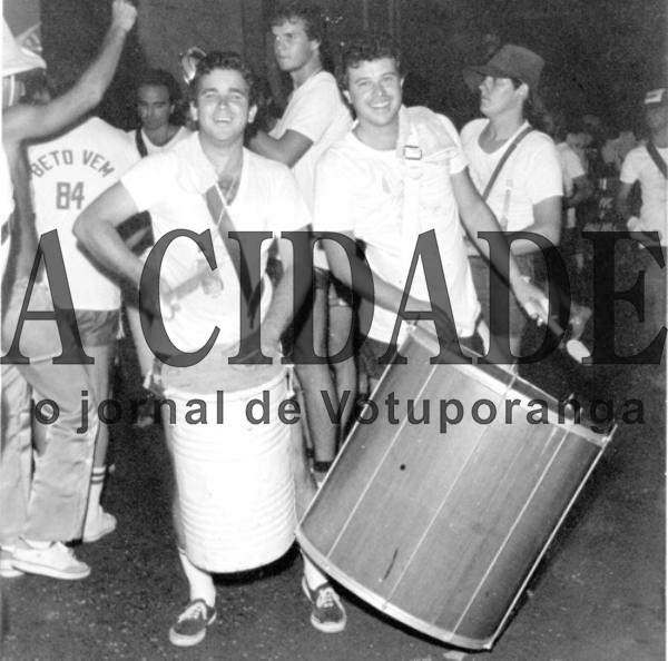 Carnaval do “Beto Vem” - O ano 1984. O bloco “Beto Vem” realmente aconteceu e engrandeceu o grande Carnaval de Rua de Votuporanga por muitos anos. Este flash mostra o batuque do “Beto Vem” representado pelo Didio Arantes, Eugênio (Emplac)  e Pedrinho Sanches.A foto pertence ao arquivo pessoal da família Sanches e nos foi enviado pelo colaborador Dagoberto José Mira Alves (Dago).

***Confira mais desta coluna em nossa edição impressa e online para assinantes.